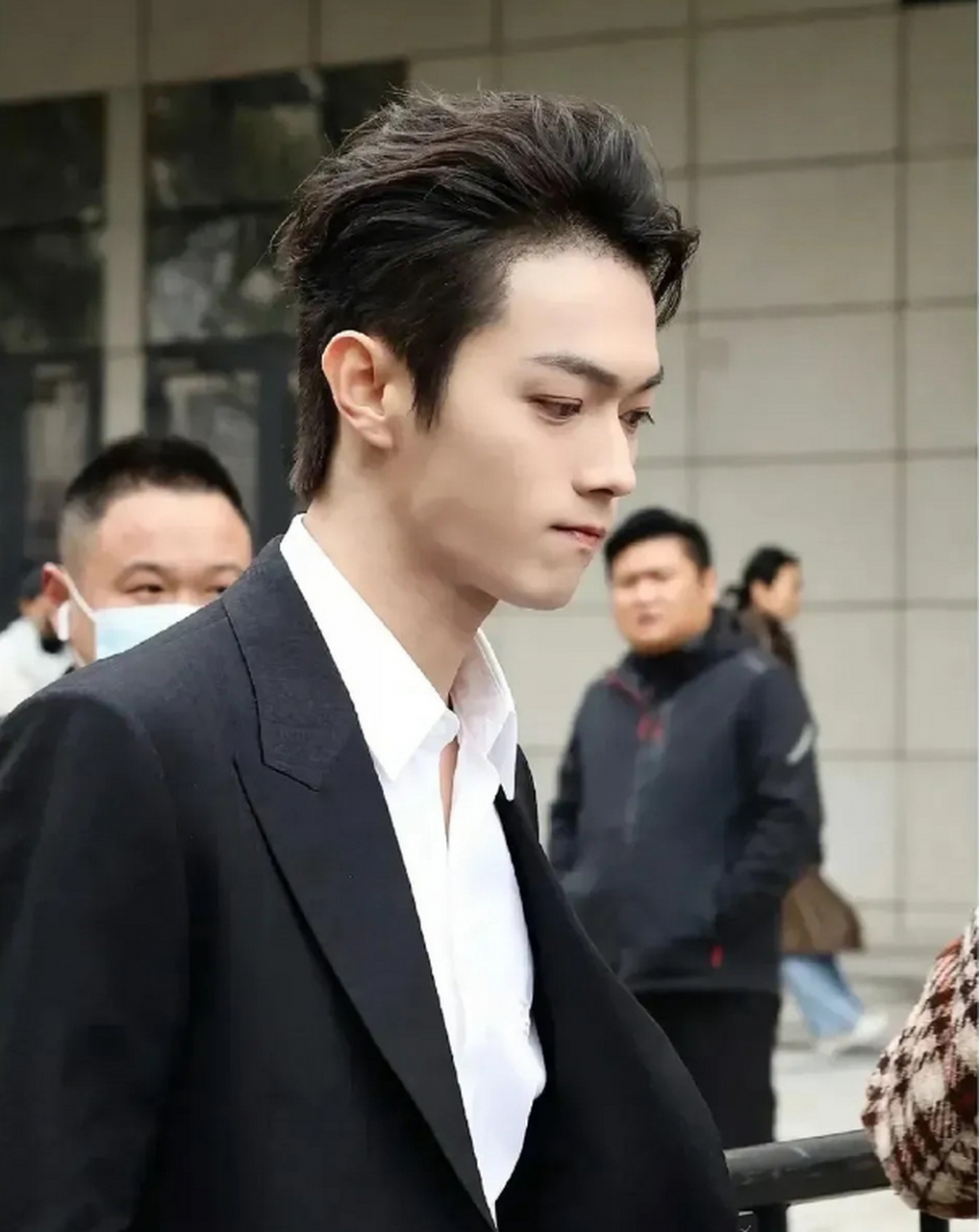 许凯这是去植发了?发际线的毛囊好明显啊 676767