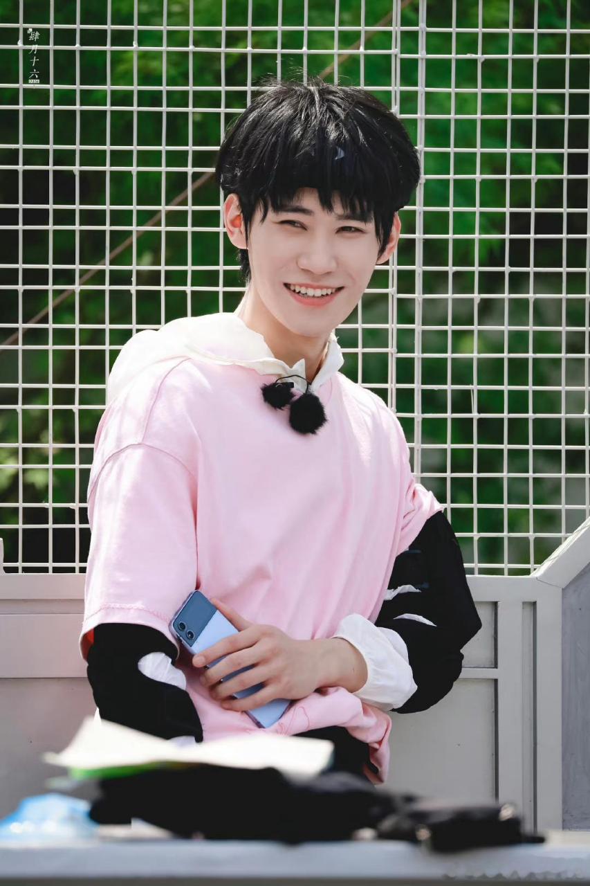 帅吗?姐妹们#张真源录制综艺受伤