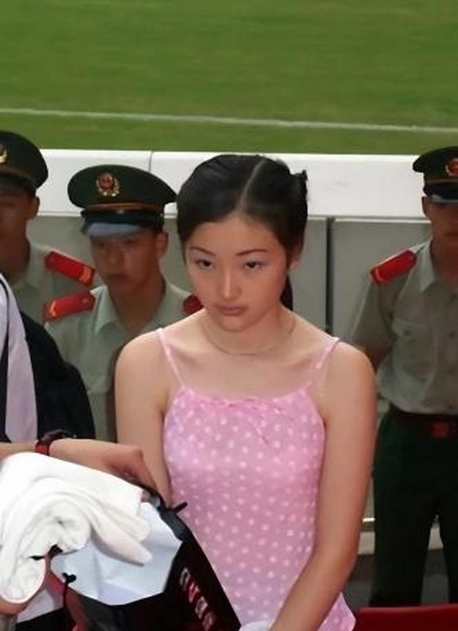 刘冬梅是一名导游.在旅途中,她结识了富商黄某.