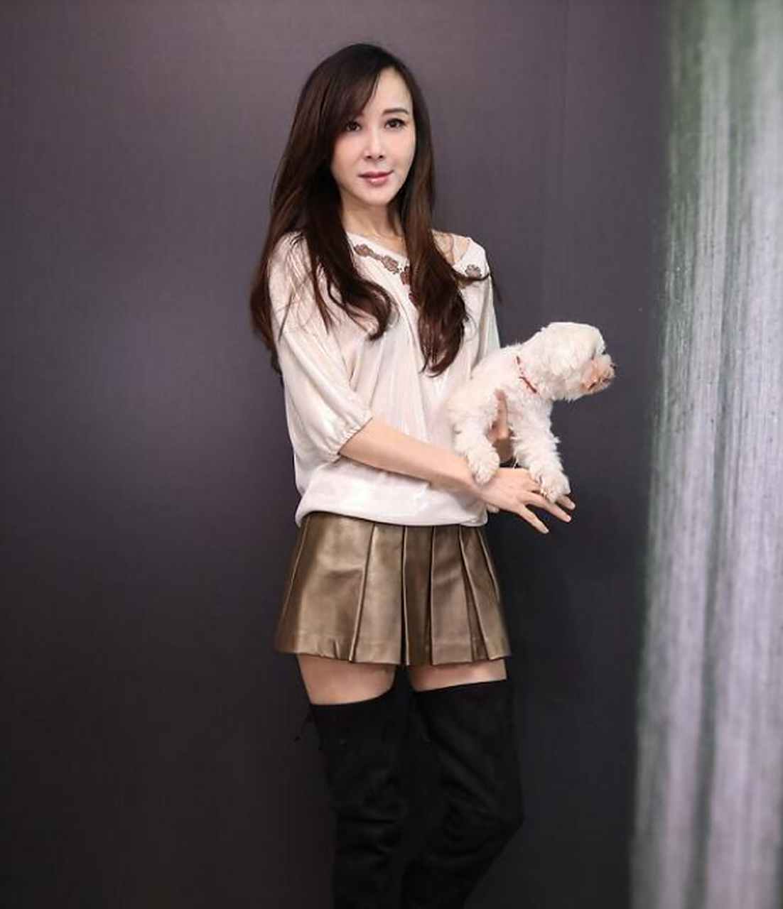 52岁萧蔷穿百褶短裙 过膝长靴,大长腿让人看直眼,女神范儿满满.