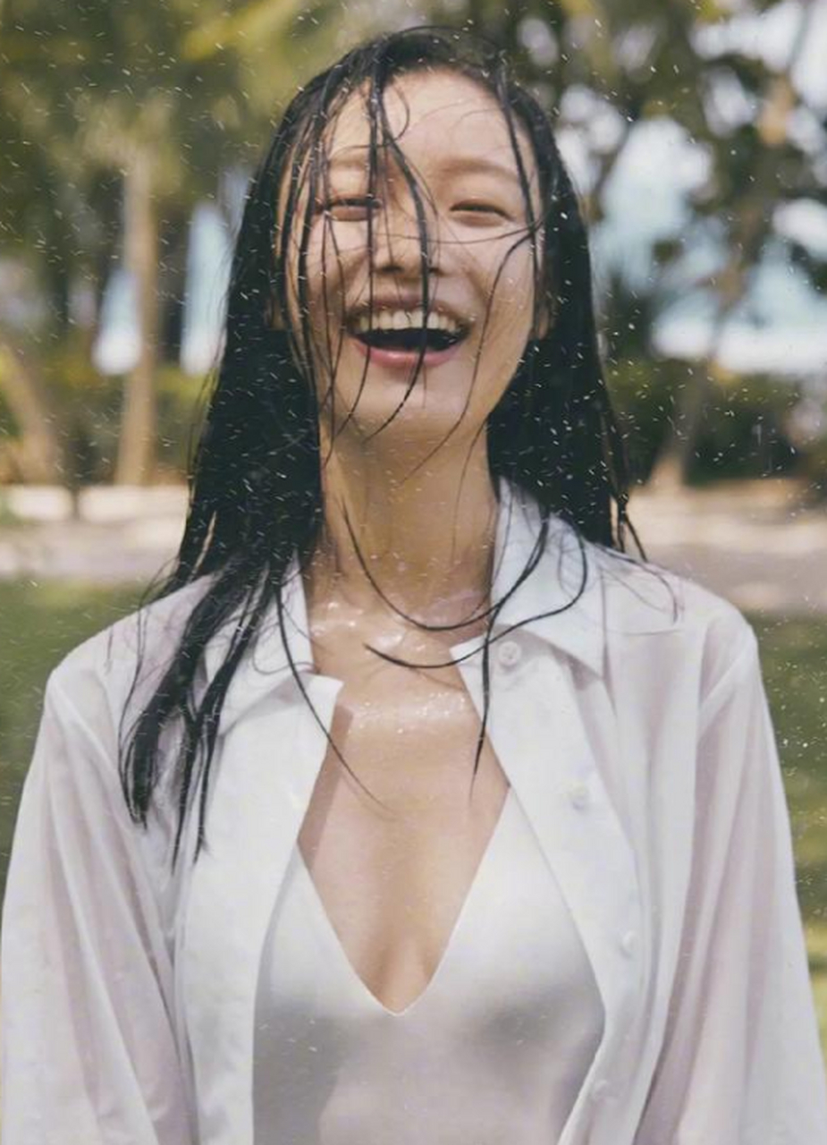 倪妮罕见泳装写真,深v白色比基尼,事业线凸显.