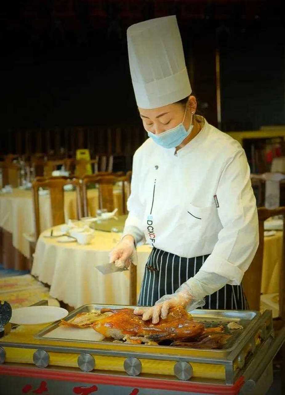 每天,怀柔水库都有很多白天鹅飞来过,路边长枪短炮的摄友比比皆是.