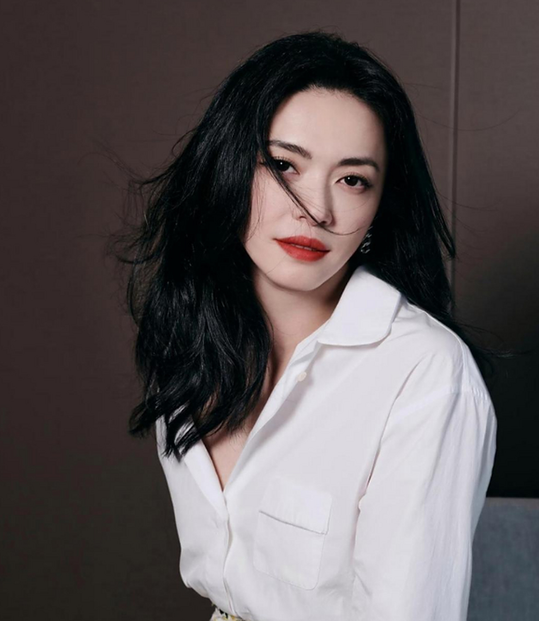 姚晨穿白衬衫,搭配印花裙,尽显优雅女人味