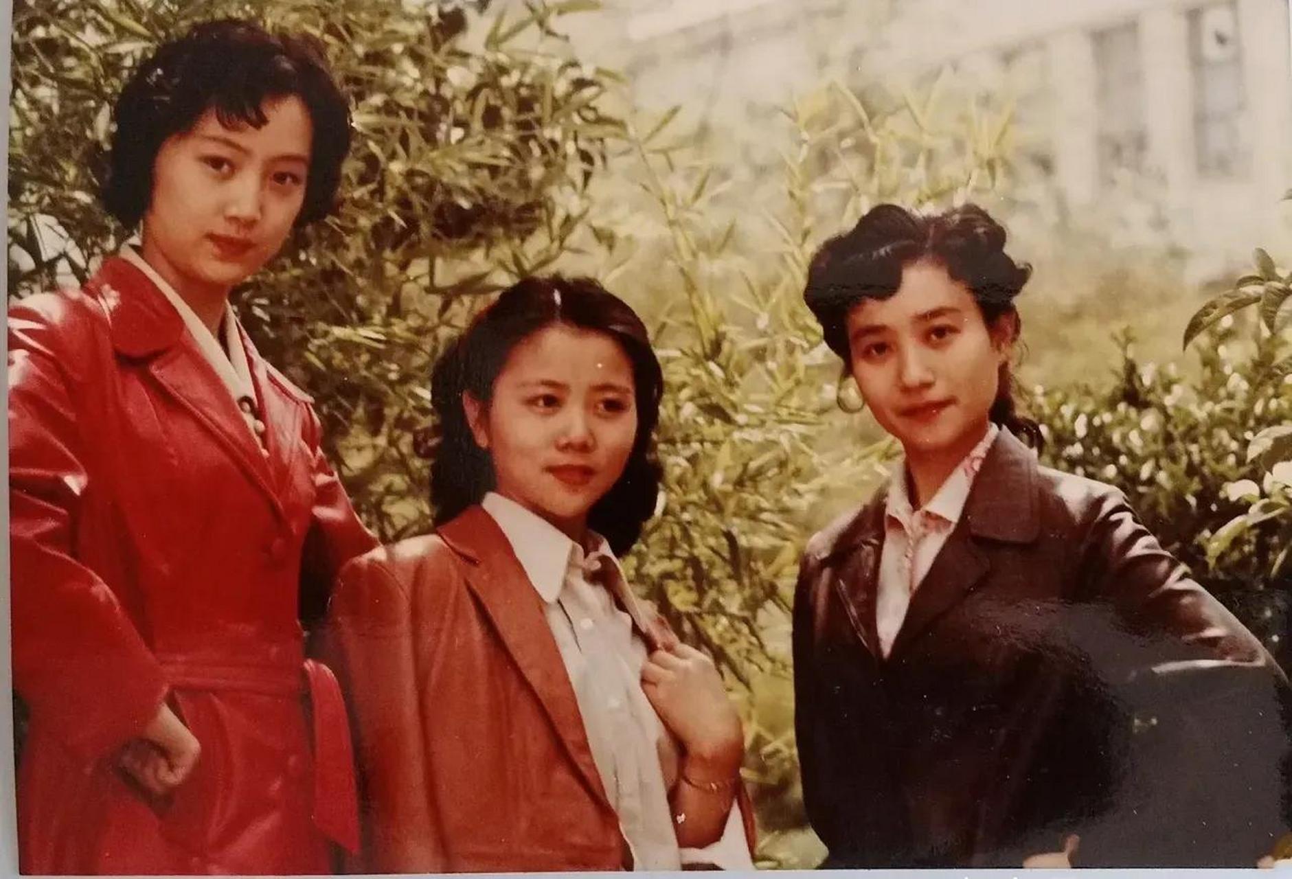 上世纪80年代,身穿皮衣的时髦男女青年.
