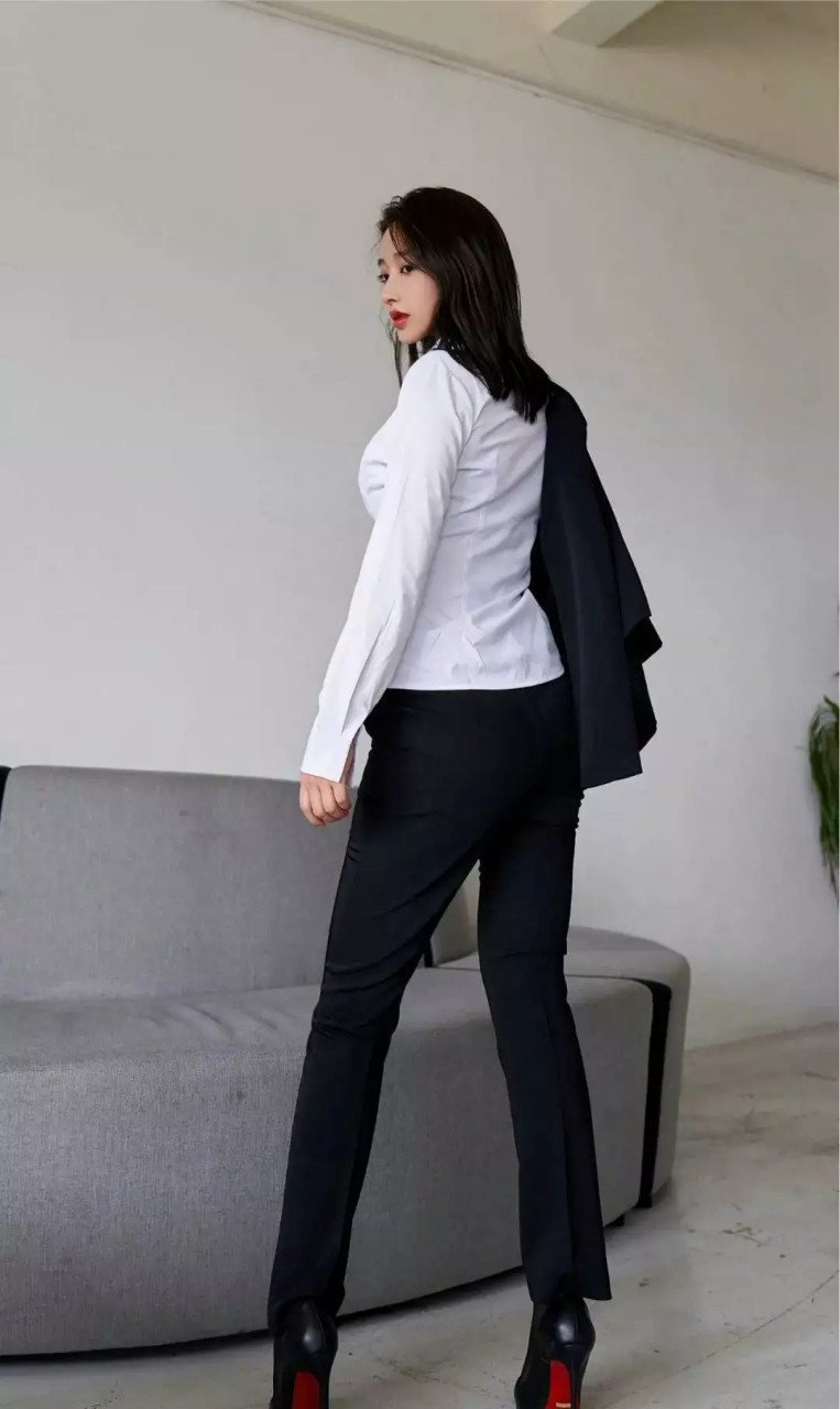 穿黑色小西装搭配细跟高跟鞋显气质,女人味十足高级又精致