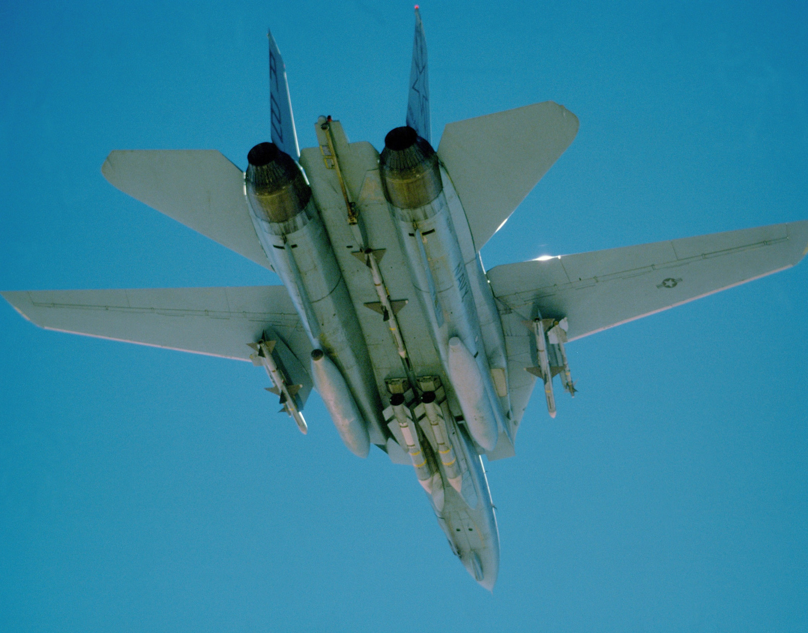 挂载多种空空导弹的f-14战斗机,上世纪80年代,美国海军这样的舰载机是