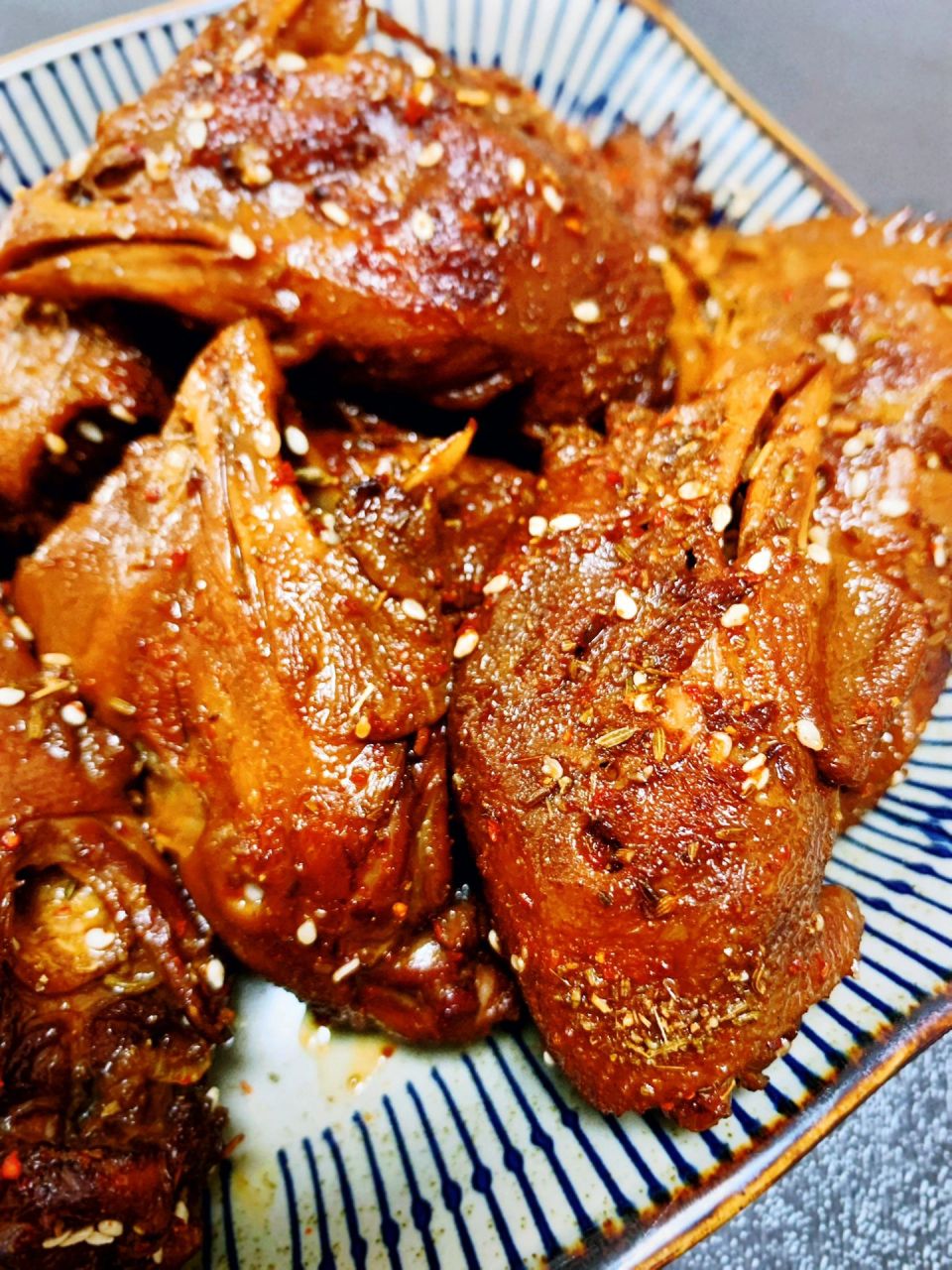 被夸爆的【香辣鸡头】,邻居追着我要秘方  打小家里就经常做卤鸡头