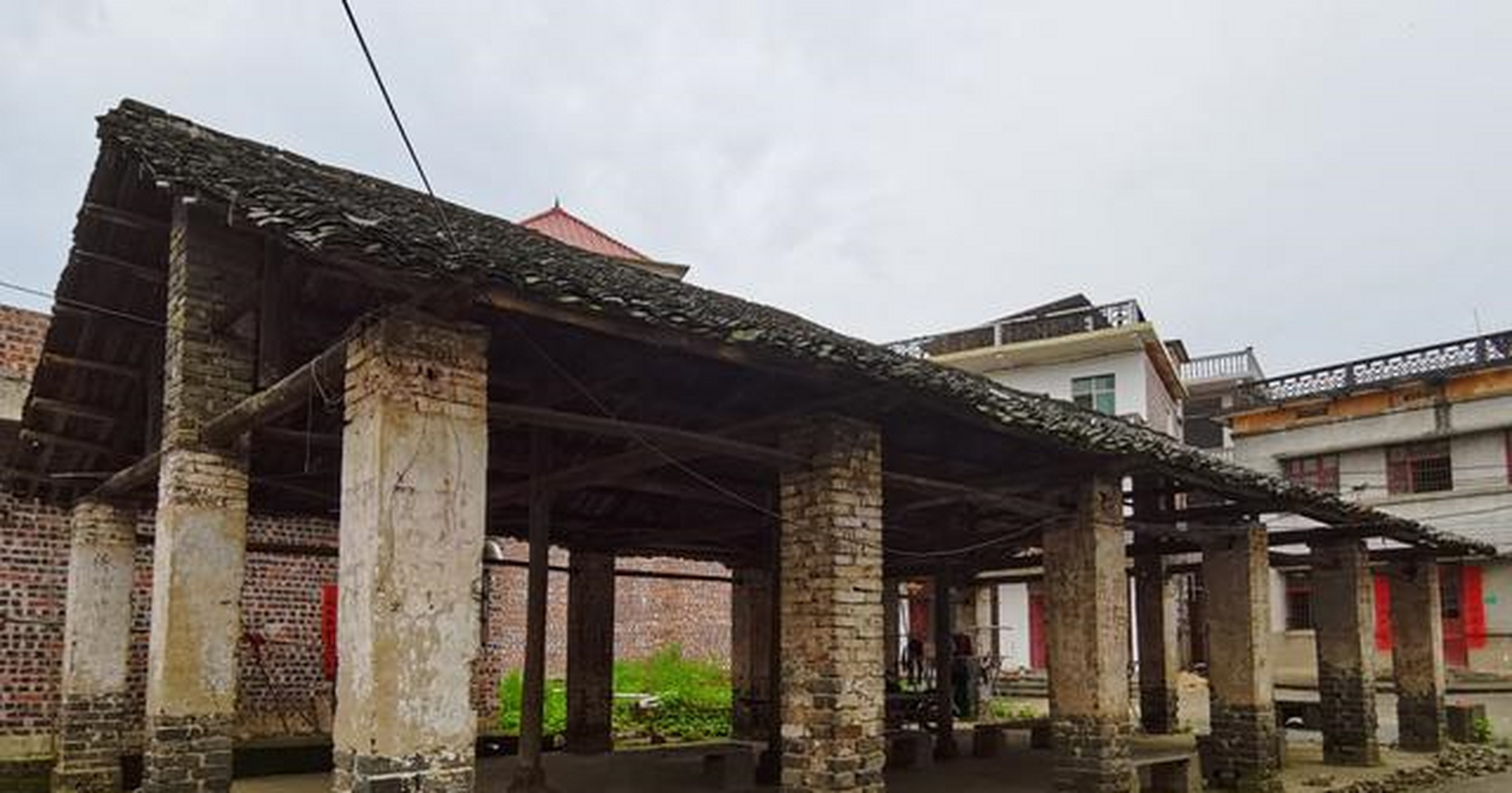 石桥村,古称"东乡",是江西省吉安市永新县石桥镇16个行政村之一,位于