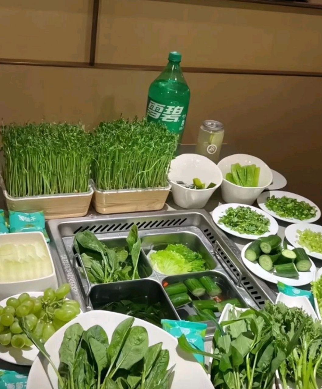 闺蜜非要减肥,看着满桌子绿色就没胃口