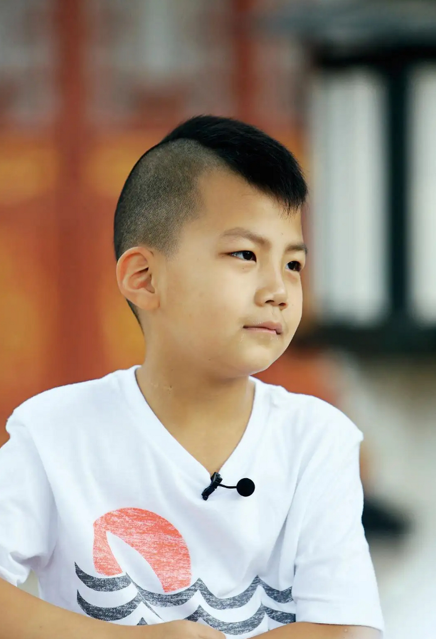 大家惊讶的发现,今年才14岁的胡皓康身姿挺拔,身高已经快要赶上老爸