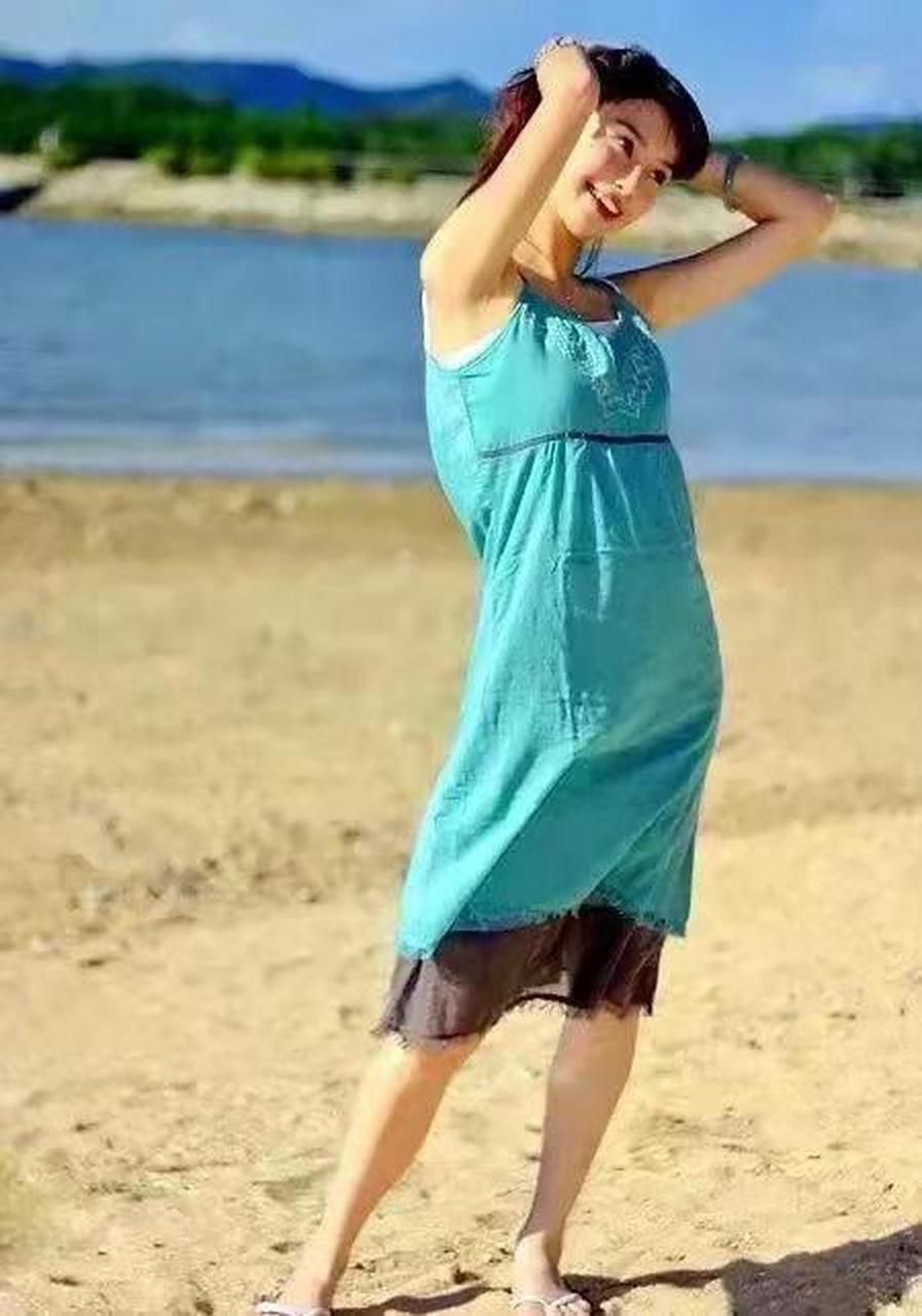 杨颖# 杨颖早期度假照曝光,穿绿色吊带裙搭配人字拖,造型甜美,浦适