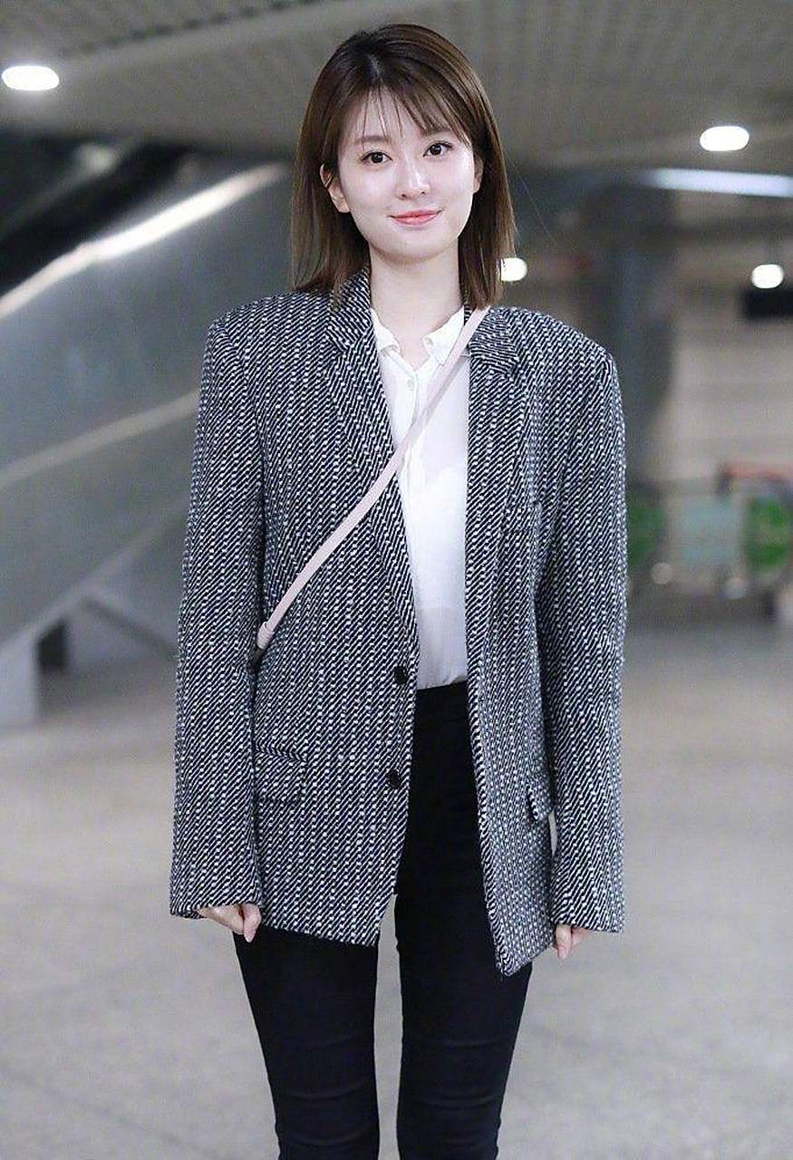 乔欣机场私服造型,灰白撞色格纹西装,内搭简单的白色衬衫和锁骨发发型