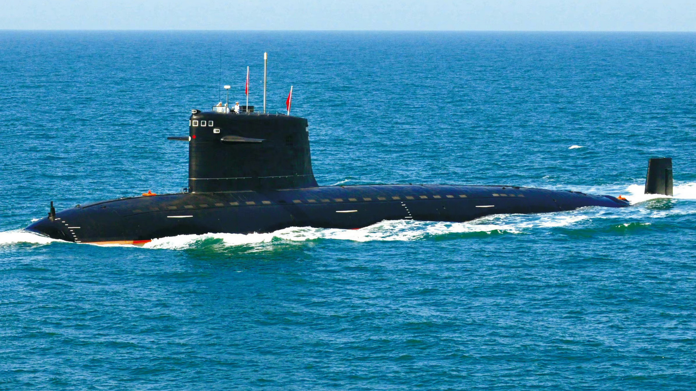 我国海军现役某型攻击型核潜艇资料图片,相比于早期的091型攻击型核