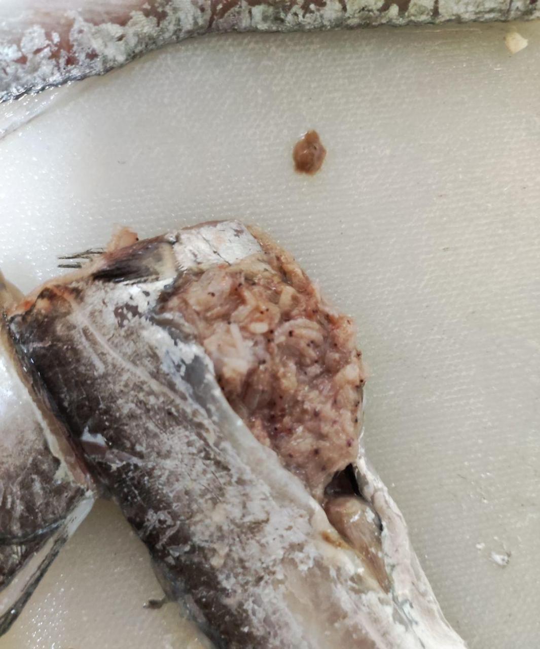 网友:菜市场买的带鱼,肚子里面怎么还有虫子?这带鱼还能吃吗?