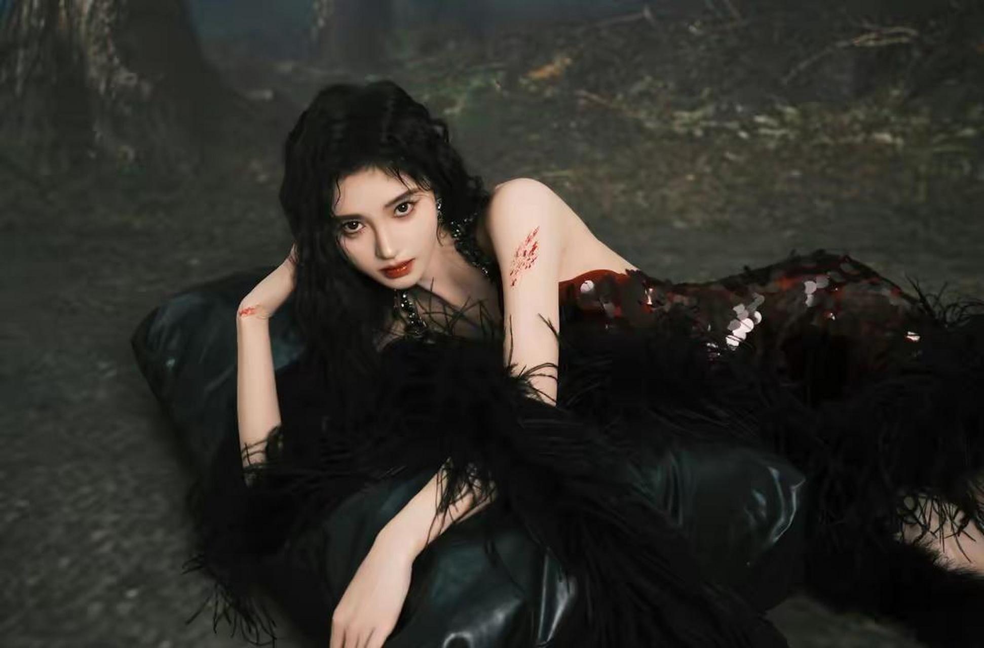 鞠婧祎长发飘飘美背性感写真