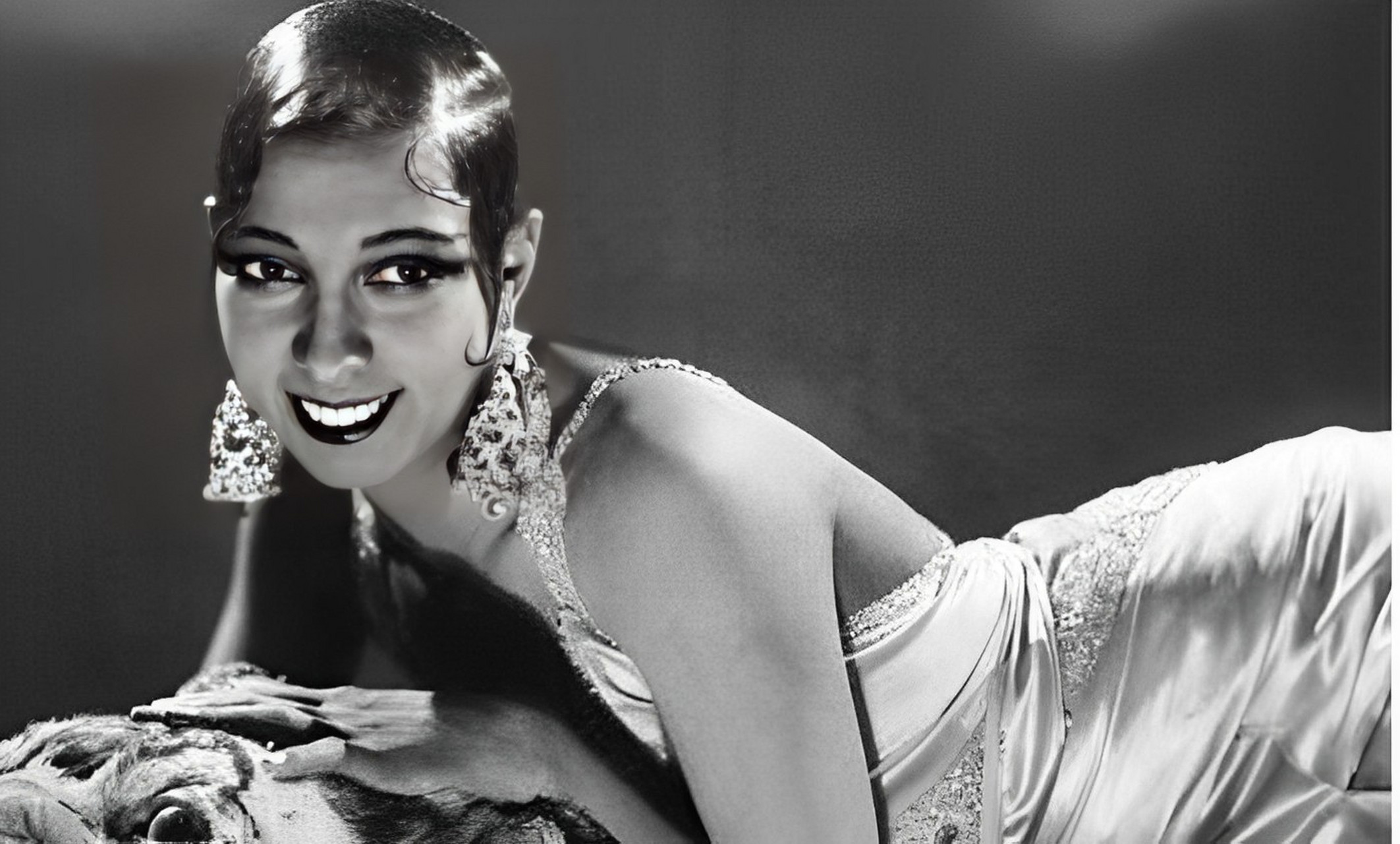 她是二战中著名的女间谍约瑟芬贝克,也是黑人女明星,曾被海明威誉为