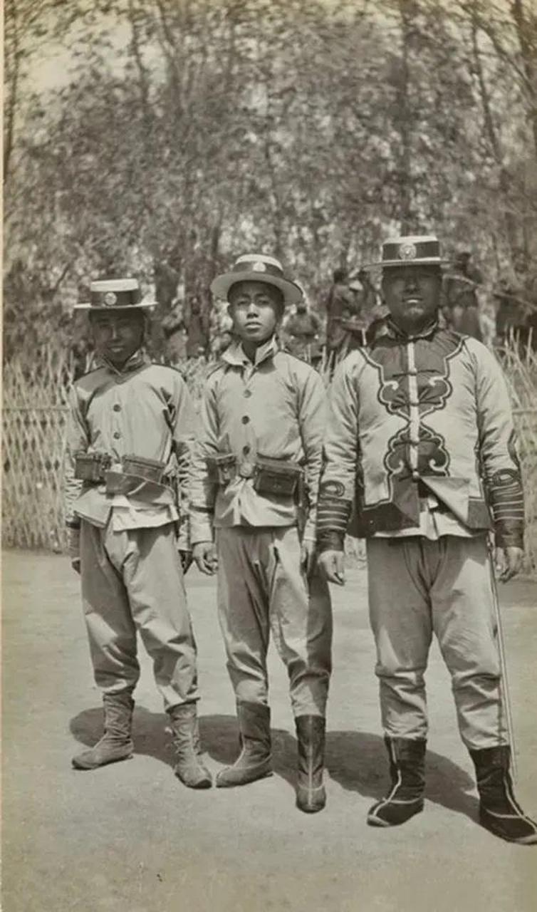 其中右侧的小伙子身体魁梧,穿着的军装与另外两位不