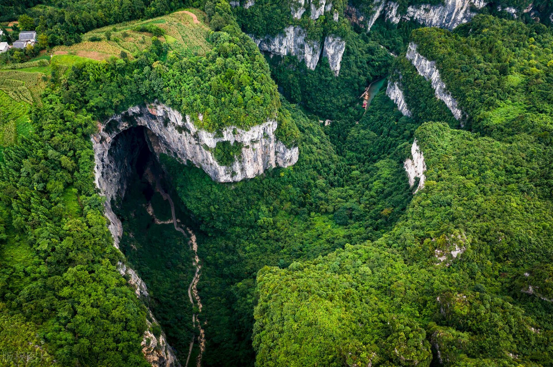 武隆天生三桥属于典型的喀斯特地貌,是由天龙桥,青龙桥,黑龙桥三座