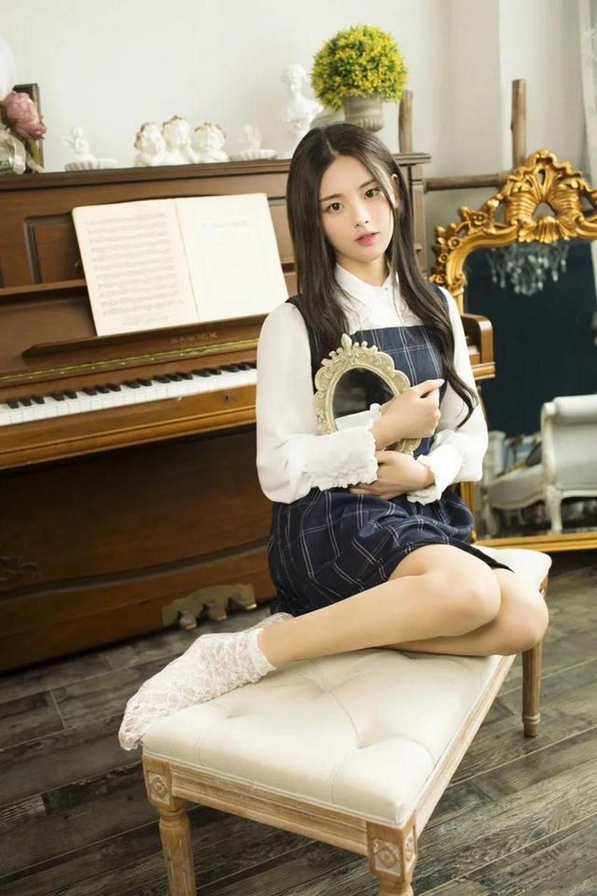 杨超越少女感无敌了,托腮卖萌甜美可爱