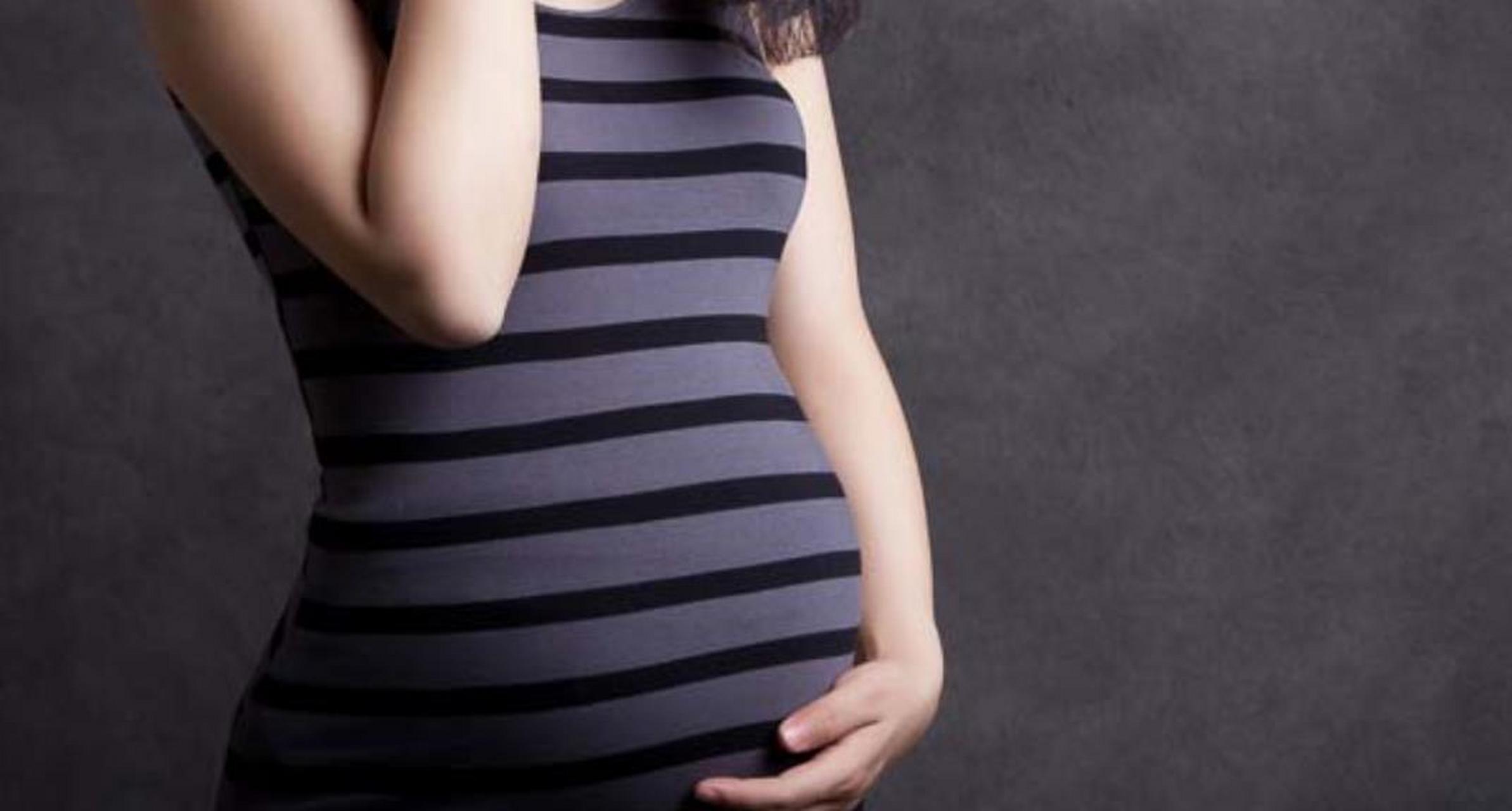 如果看到一个大肚子孕妇在建筑工地和多人发生性关系,你会怎么想?
