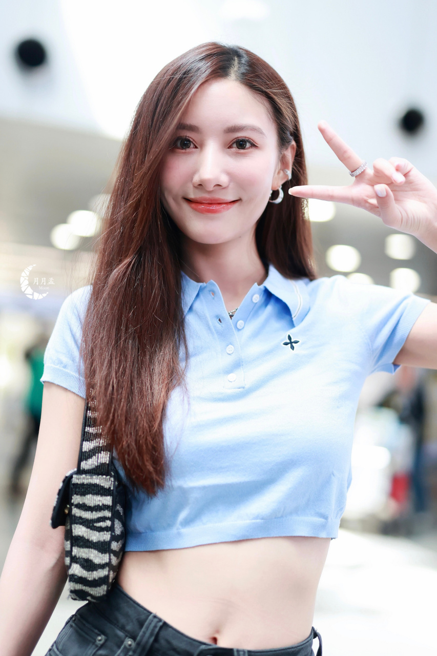 "大胸姐"吴优机场街拍,这身材太棒了!#乘风2023