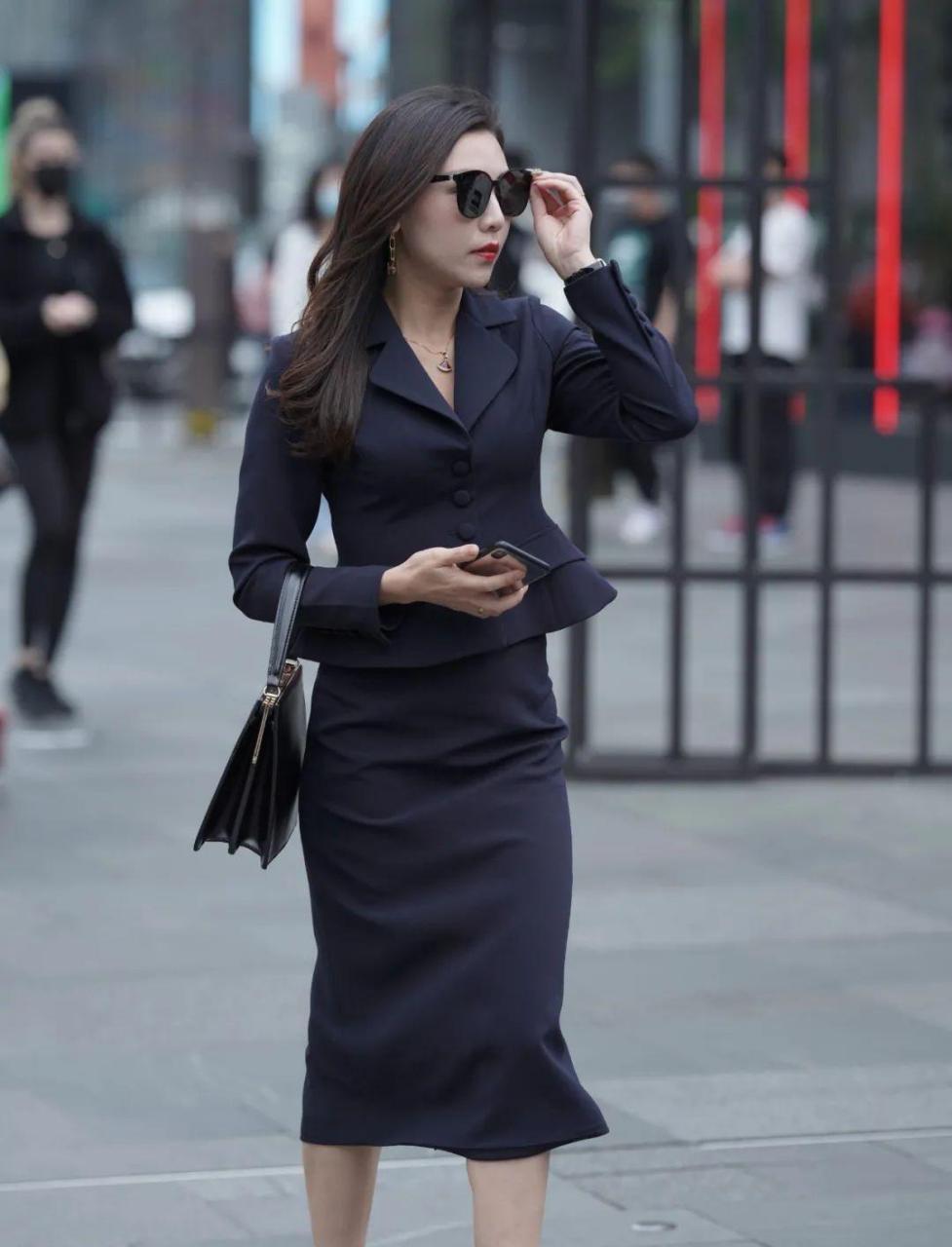 穿深蓝裙子的时尚女生