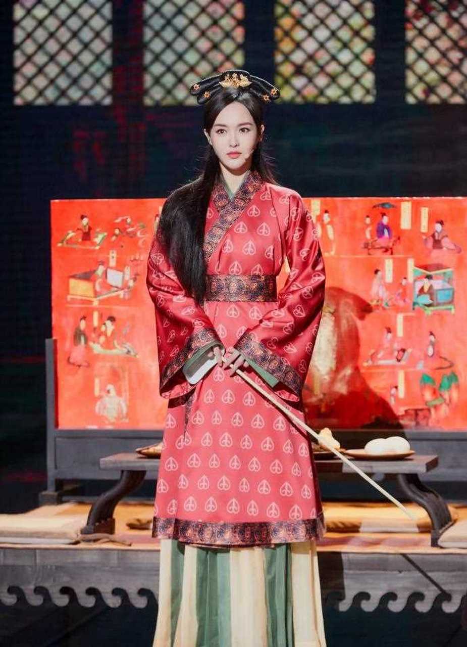 唐嫣还挺适合古装的,红色印花汉服掩饰不住好身材,标准的"美人脸"更加