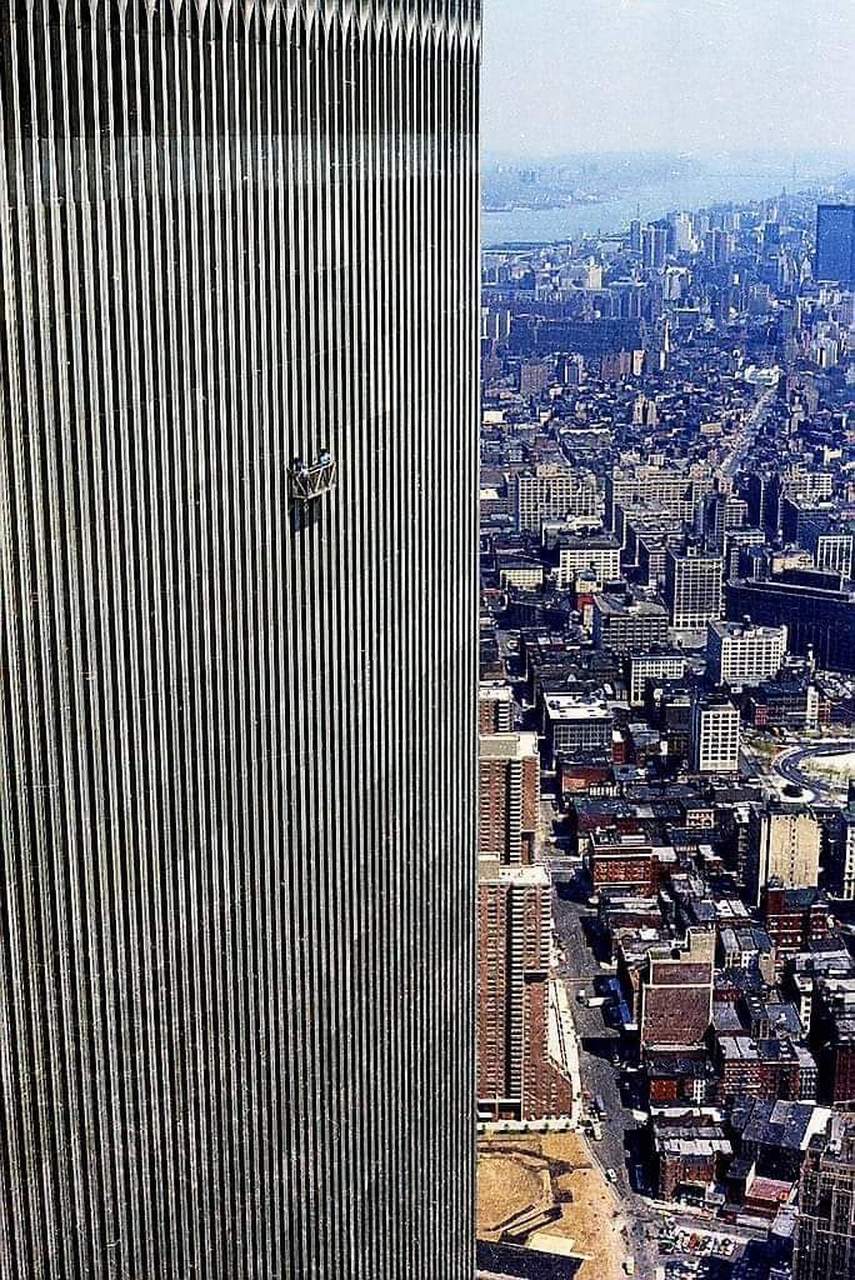 1979年,美国纽约,世贸大厦开业7年后开始清洗幕墙,从417米的高空坐着