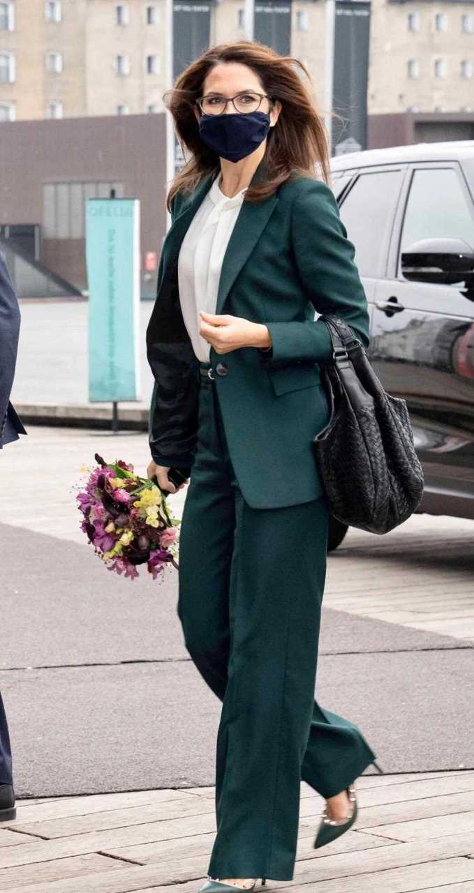 玛丽王妃这套绿色职业风穿搭美出新高度,很适合作为日常的职业穿搭