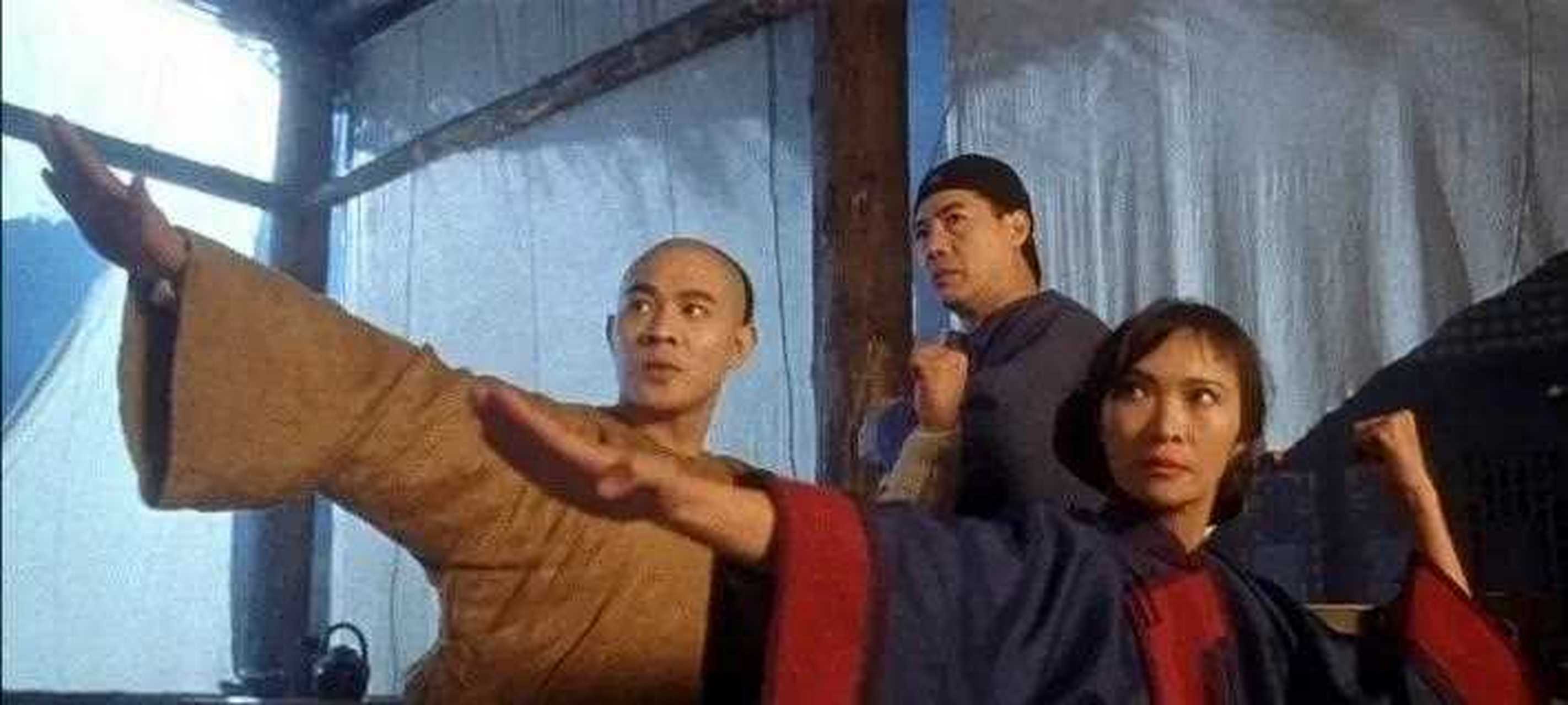 这是少年时期的李小龙与萧芳芳的合影,在《孤星血泪》中萧芳芳和少年