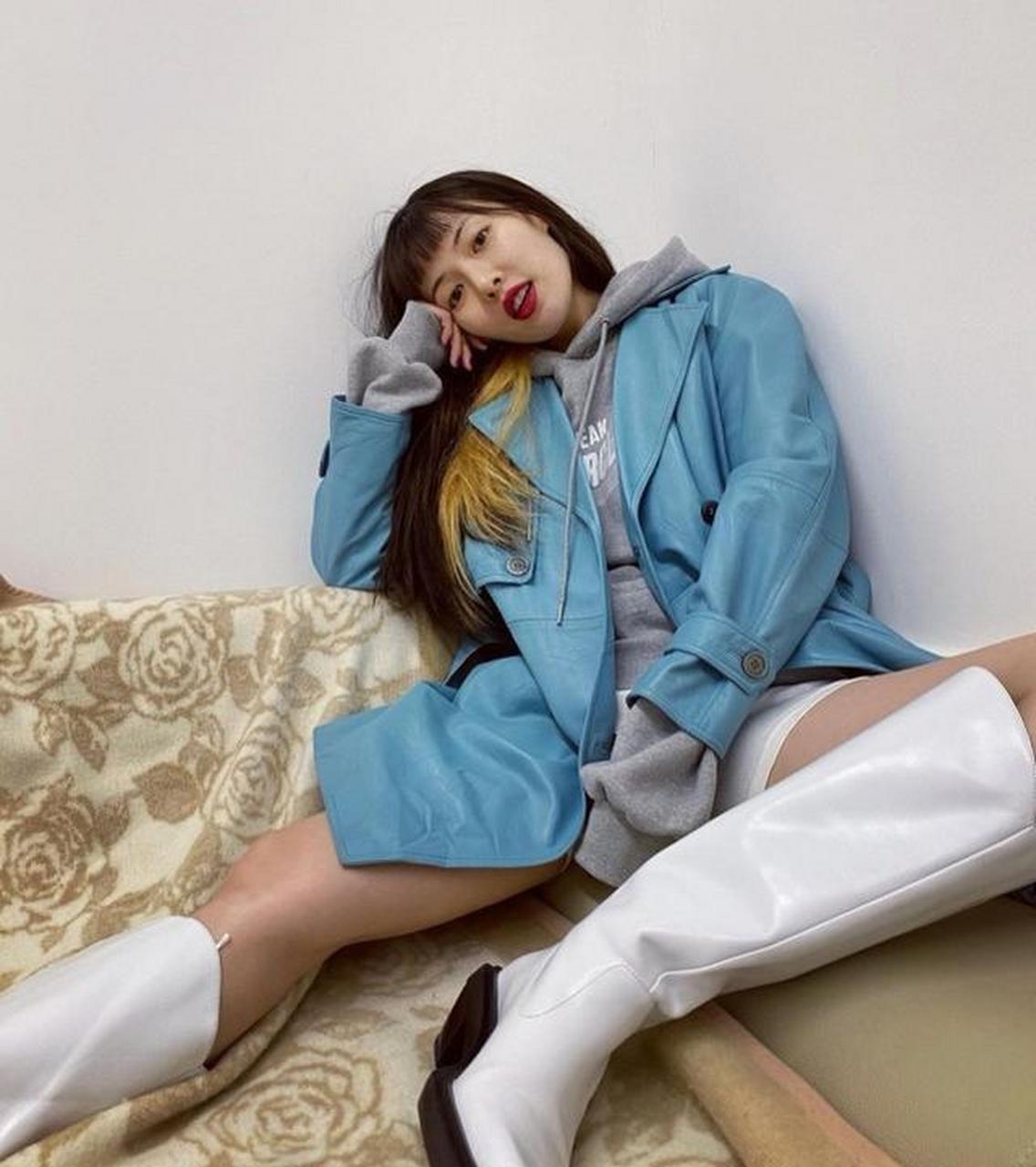 金泫雅穿长靴在沙发上拍照,当看到她的腿:像"竹竿"一样