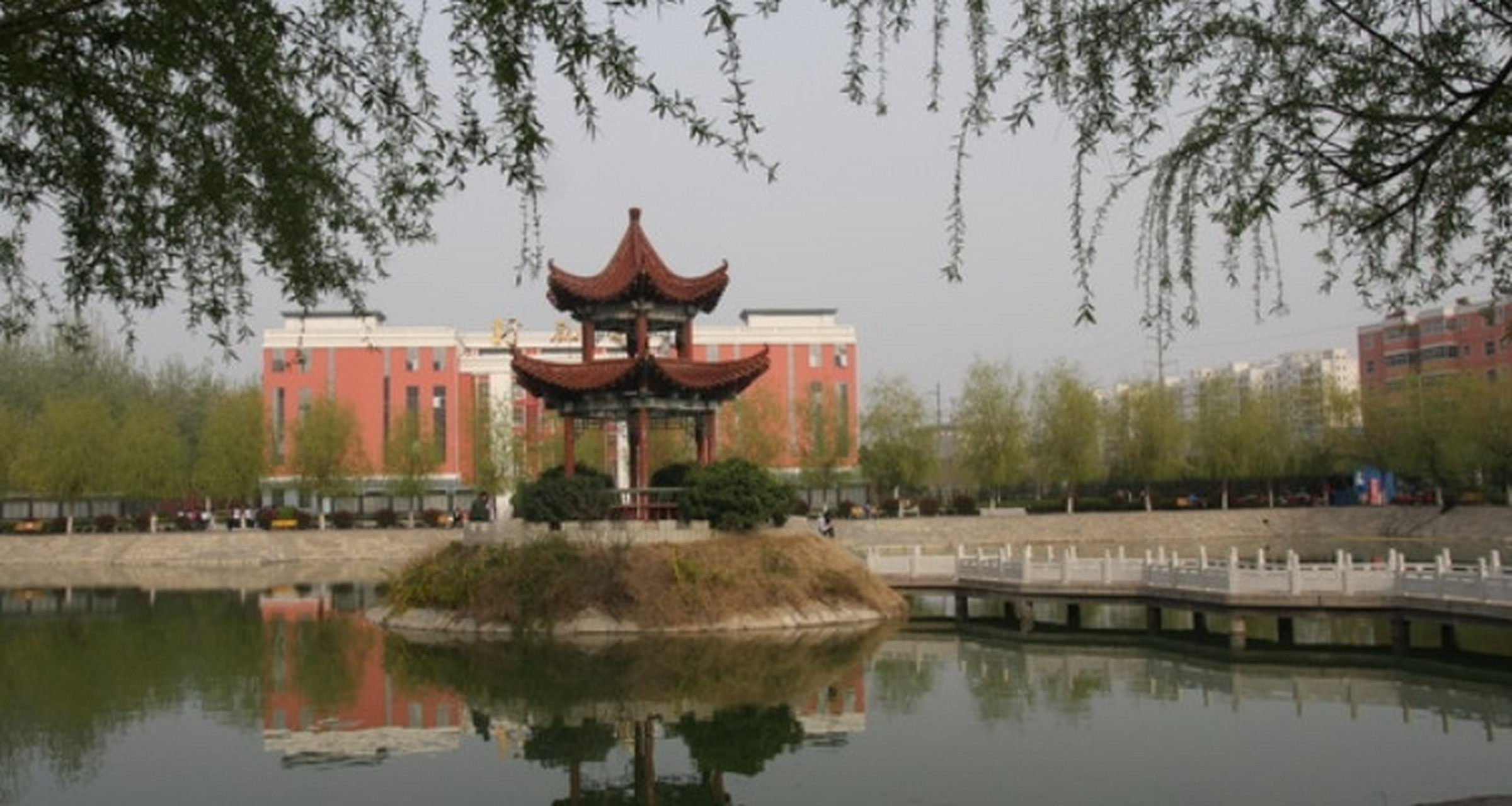 商丘学院是一所位于河南省商丘市的新型本科院校,成立于2002年,是