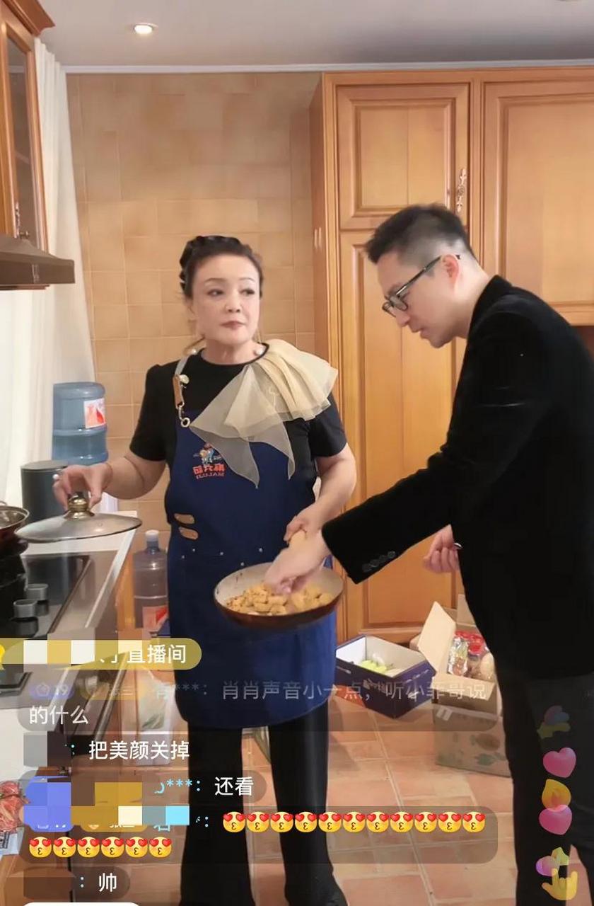 小菲总来兰姐直播间,人数马上达到四万多,穿了20年前的大衣,粉丝宝宝