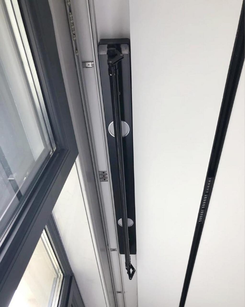 藏在窗帘盒里面的晾衣架 经常有客户问我,家里空间太小阳台放不下晾