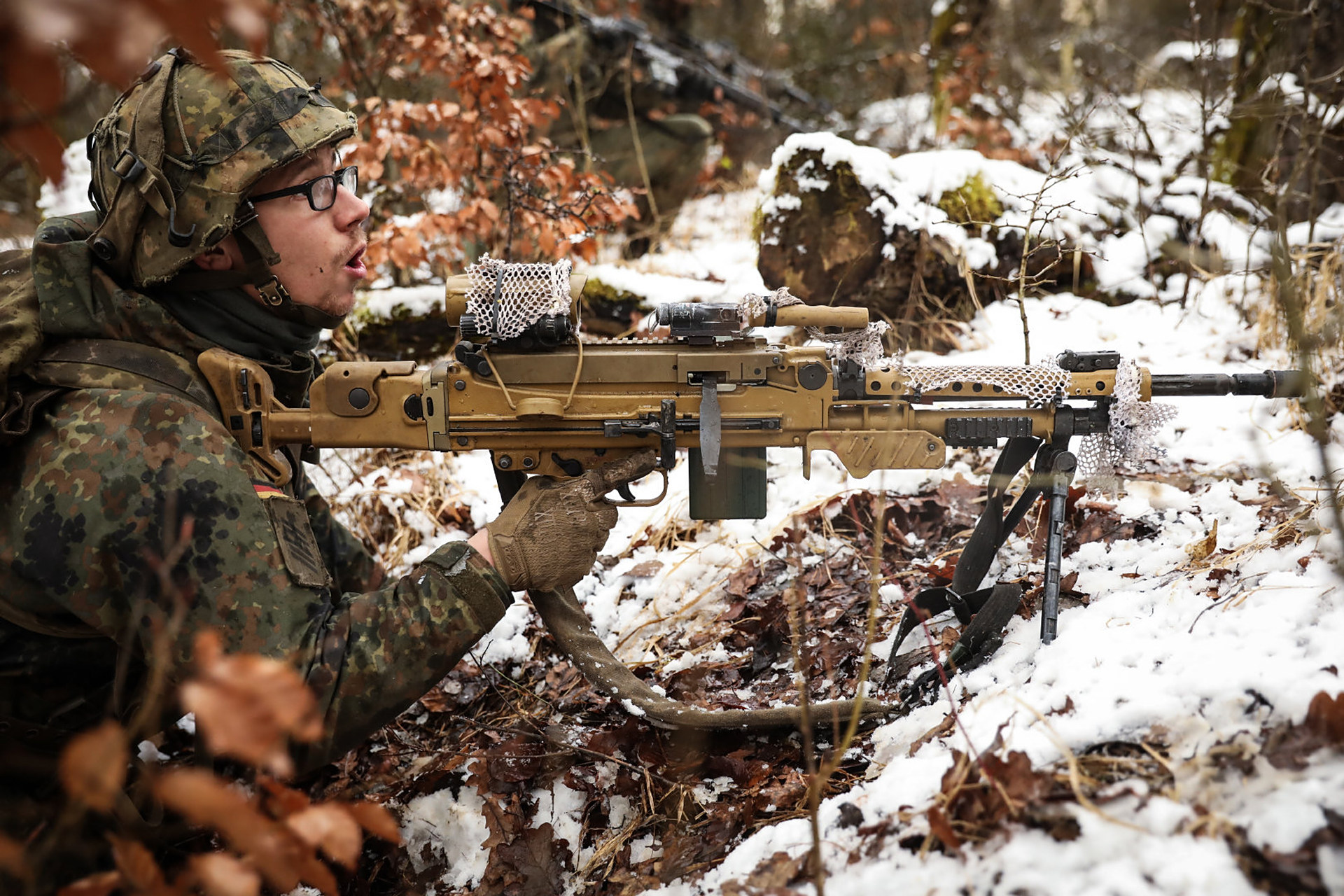 德国军工新研制的hk421式轻机枪,相比于德国陆军的mg5轻机枪,hk421式