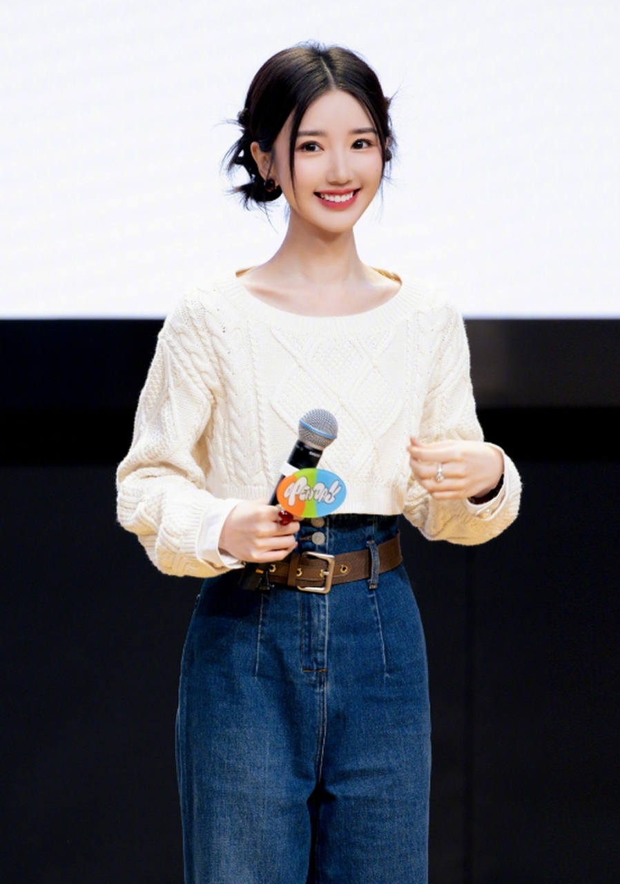 晶莹剔透的#毛晓彤# 貌美如花,五官精致,笑容甜美,身材纤瘦,清纯妩媚