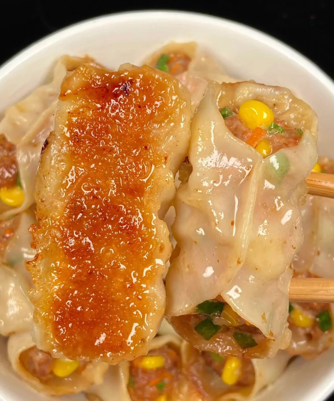 懒人锅贴  食材:猪肉,胡萝卜,玉米粒,饺子皮 73做法: 1猪肉绞碎