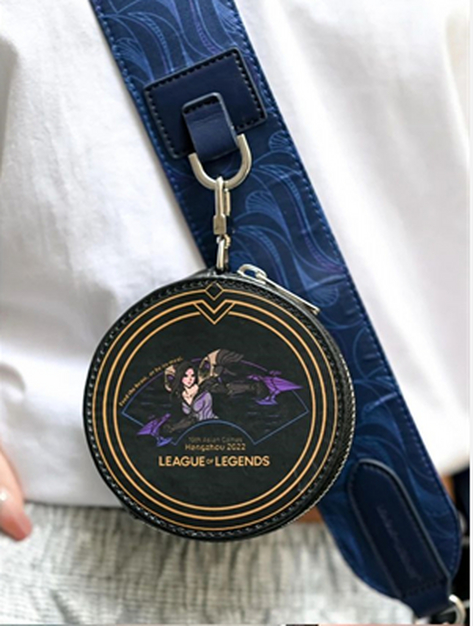 他们走遍校园的每个角落,寻找亚运的足迹,讲述自己身边的亚运故事.