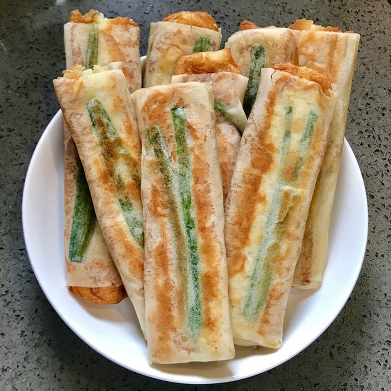 葱包烩是浙江杭州的一种传统名点,属于浙菜系;其制作方法是将油条和