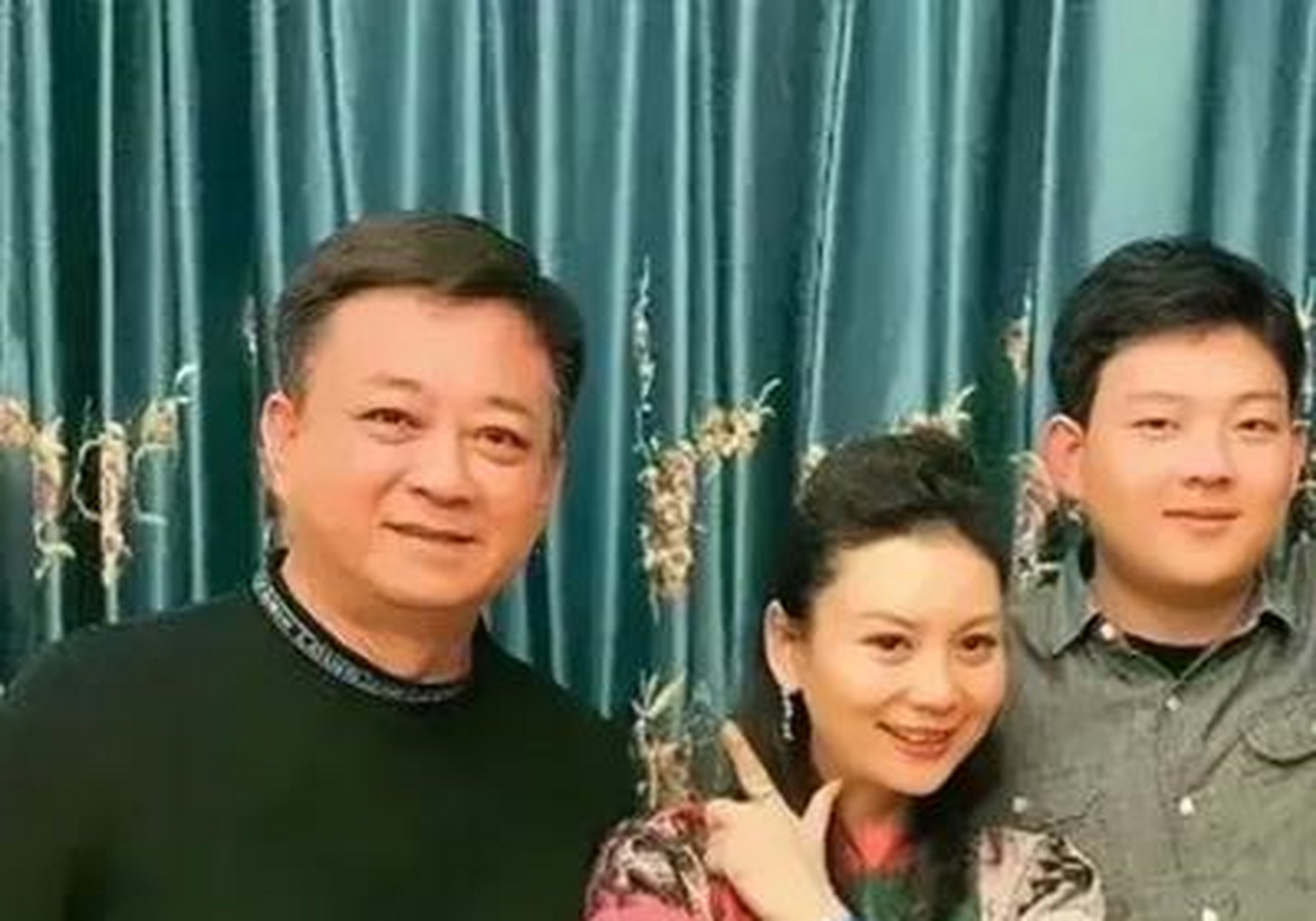 朱军儿子朱思谭己长成大小伙啦!却长了一张娃娃脸,胖嘟嘟的!