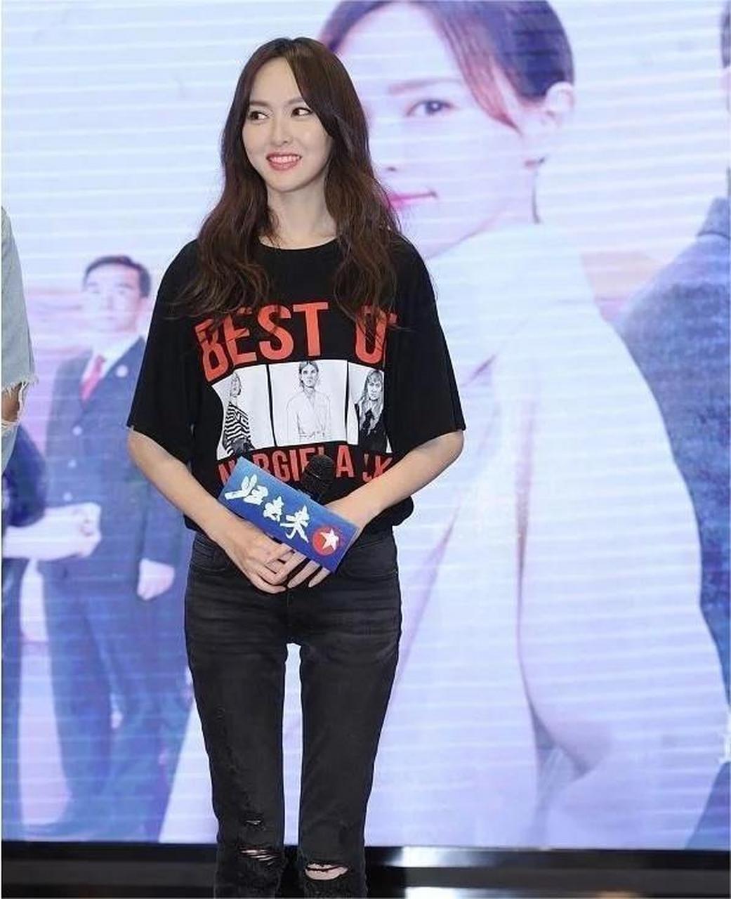 唐嫣大走暗黑路线!"咧大嘴"的破洞牛仔裤搭黑色短袖,女神范十足