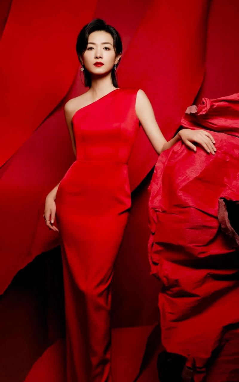 万茜一袭红色露肩紧身红裙,穿搭显得明艳动人 #中国版chatgpt来了