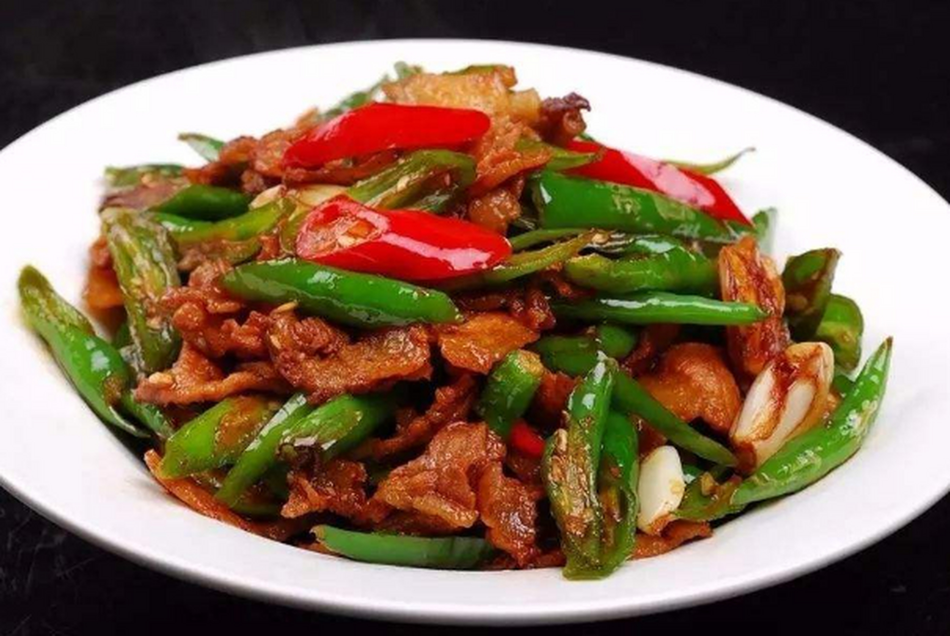 辣椒炒肉是非常出名的一道湘菜,就是用猪肉和新鲜辣椒烹饪制作而成