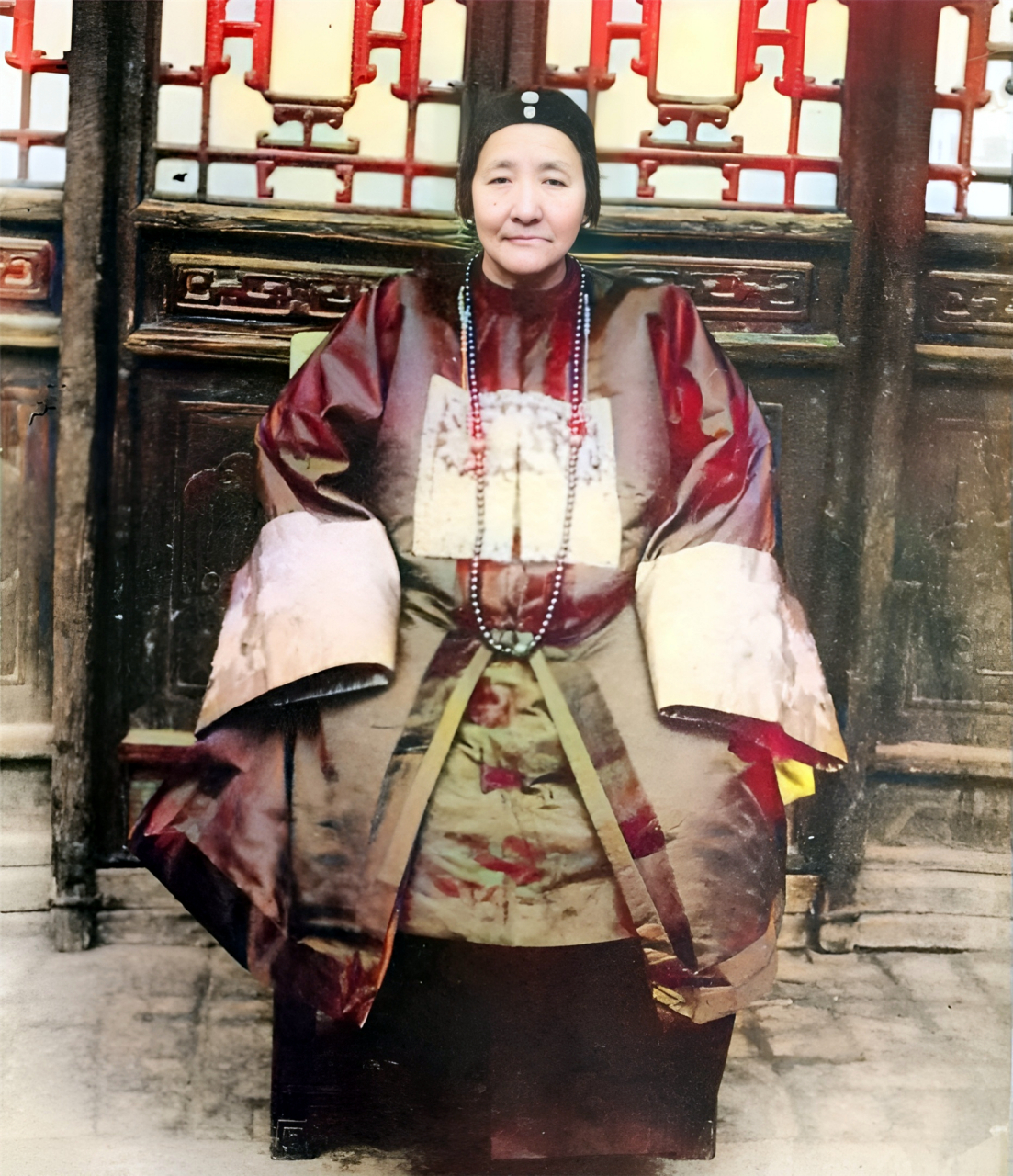 晚清,一位面相极好的老诰命夫人穿上平时不穿的补服,戴上朝珠,端坐在