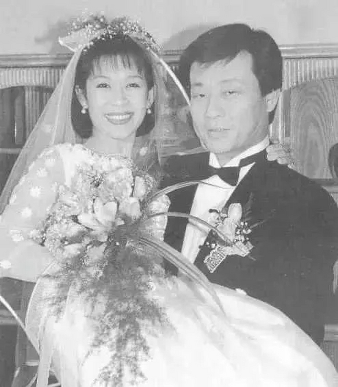 1996年,老戏骨寇世勋把健美小姐许黎丹带回家,对老婆崔琪瑶说:你做