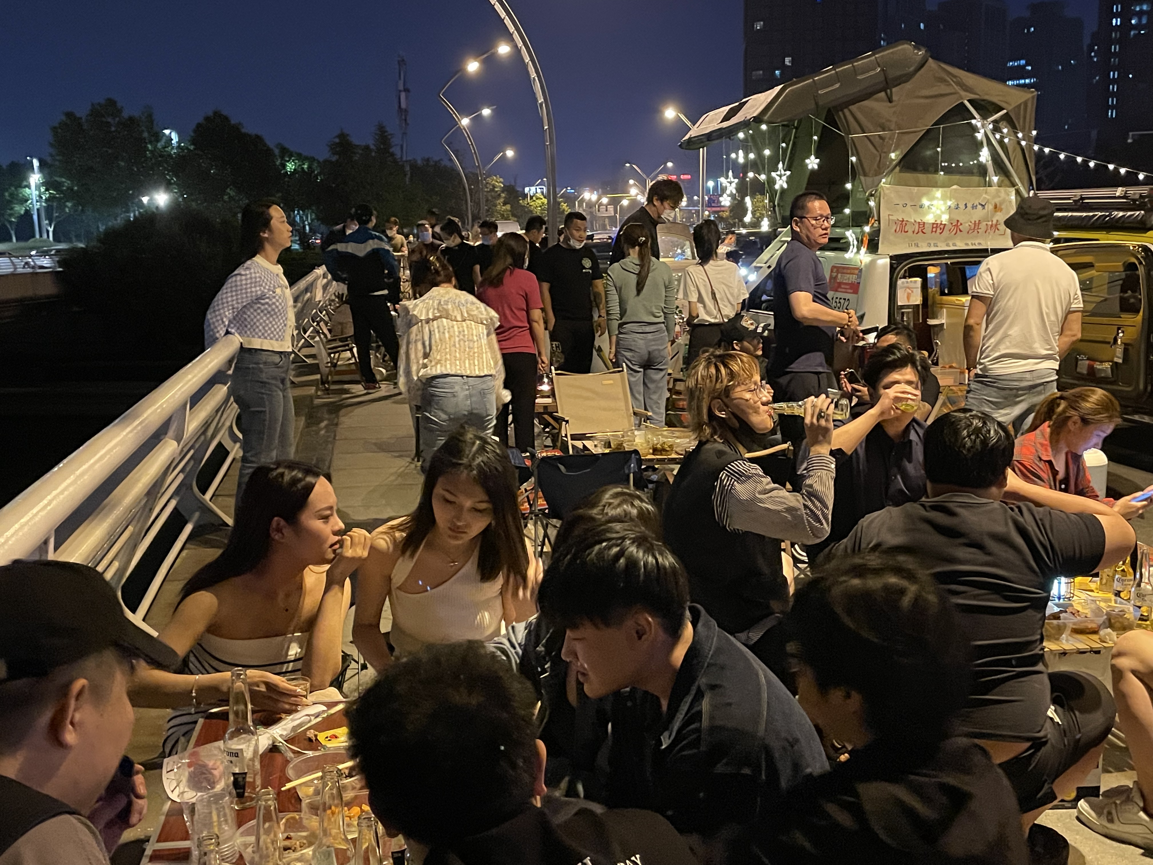 郑东新区夜市:位置:郑东新区夜市位于郑州新兴的发展区域,提供各种