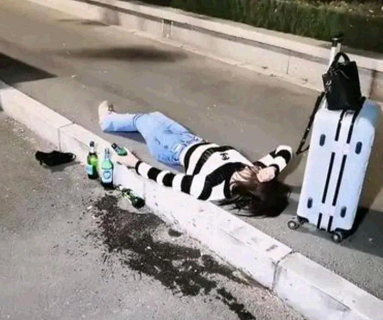 路上看到一个喝醉的美女,我该怎么帮她?[舔屏]