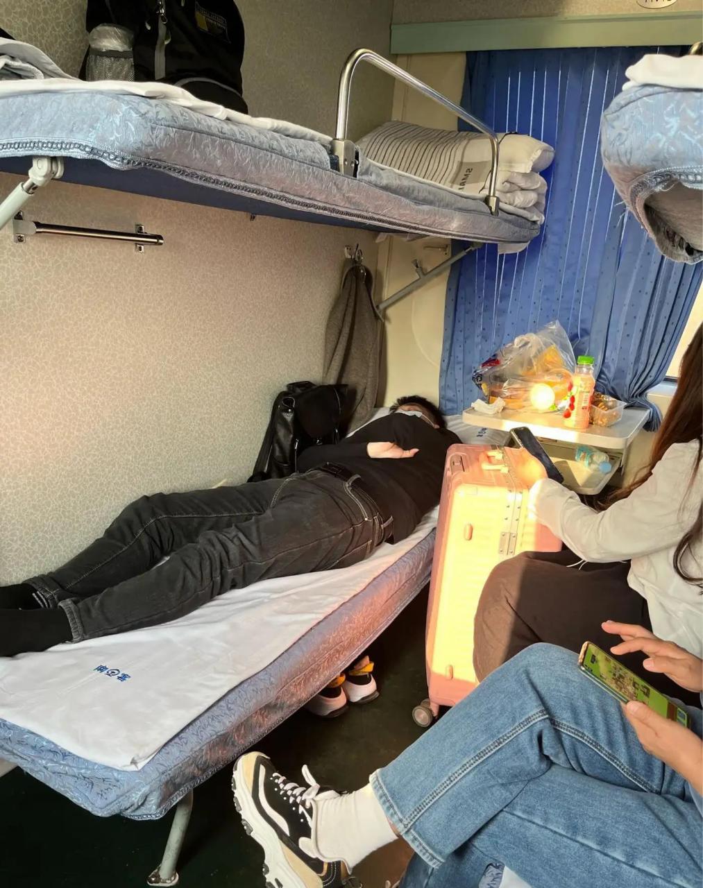 坐火车卧铺,最讨厌遇到了老人家了.