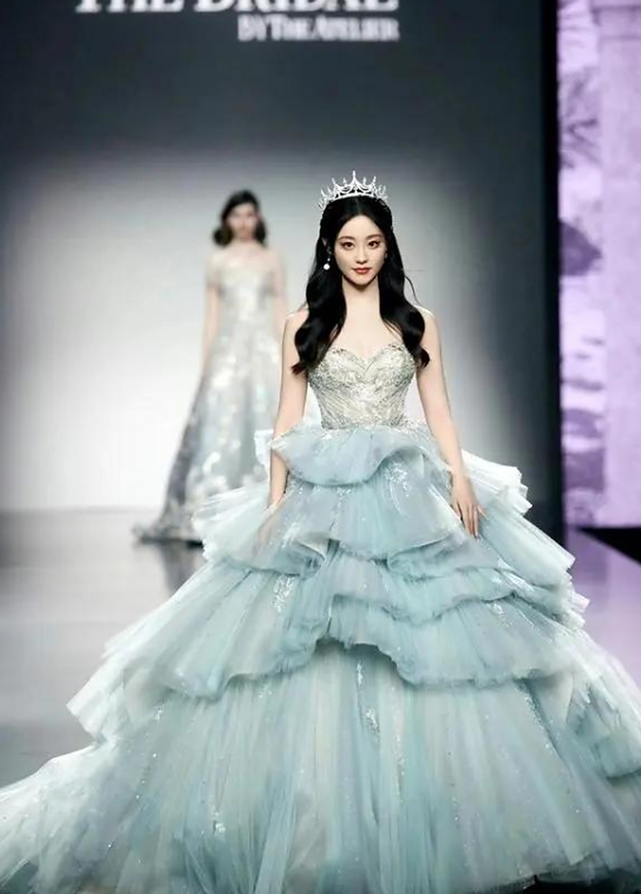 祝绪丹上海时装周走秀,穿梦幻蓝蛋糕裙戴皇冠,清新唯美又优雅!