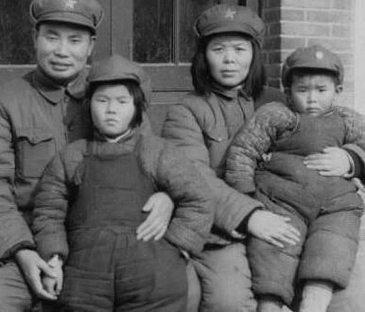 1938年,杨得志的二女儿杨秋华夫妇到河南南阳度假,杨秋华长得非常漂亮